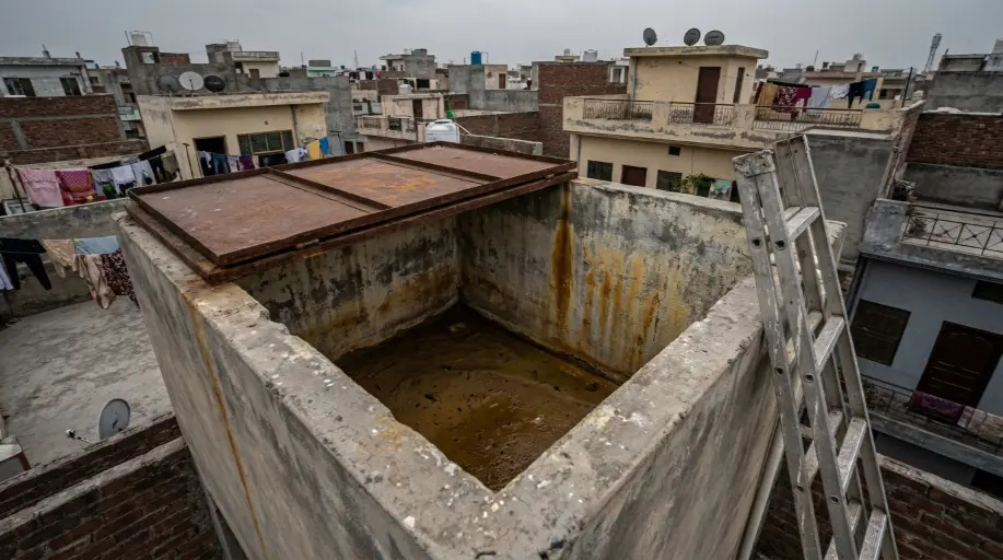 Water tank disinfection, rooftop unit, Gulberg III - Before